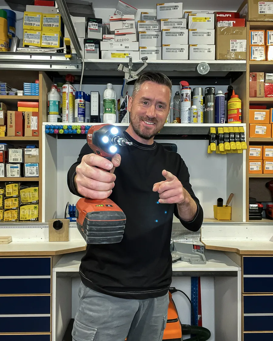 Cédric Caudal présente un outil professionnel dans son atelier Make in France