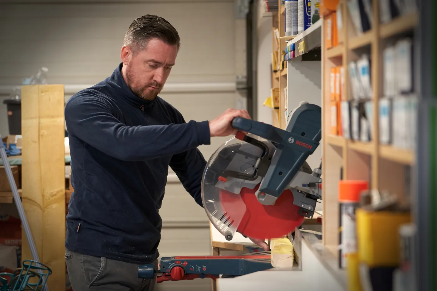 Cédric Caudal à la scie à onglet dans l'atelier Make in France, près de Blois